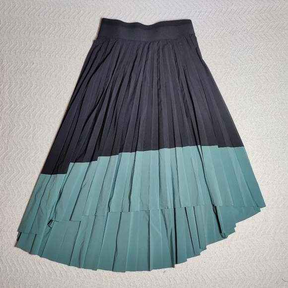 ATHLETA Swing Forward Pleated Skirt high Low Black Teal Style #533689 Women's XS - Picture 3 of 11